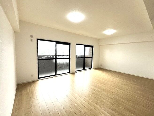 ◇リビングダイニング◇
リビングからは豊かな採光が射し込んできます。明るさと解放感に溢れゆったりとしたひと時を過ごすことが出来ます。バルコニーに出られる大きな窓もあり、明るく家事もしやすいです♪