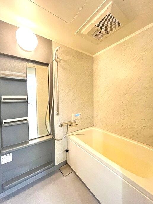 ◇浴室◇
毎日の疲れを癒す場所だからこその、シンプルで落ち着いた空間となっています。浴槽にゆっくりと身を沈め深く瞑想をすれば、また新たな活力が湧いてきます。浴室換気乾燥機付きです。