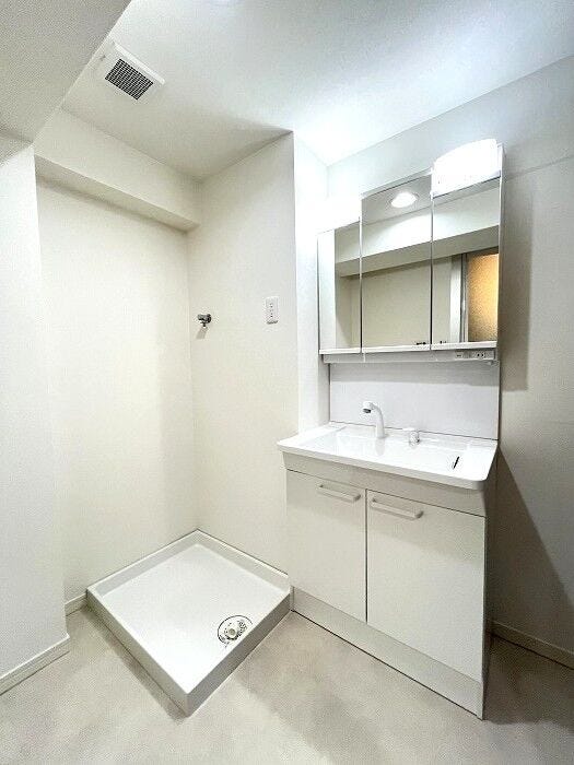 ◇洗面台◇
白で統一された清潔感のある洗面台です。お掃除もしやすく、身だしなみや、自分を綺麗にする場所だからこそ清潔にしていたいですね。三面鏡の裏側が全て収納スペースになっています。