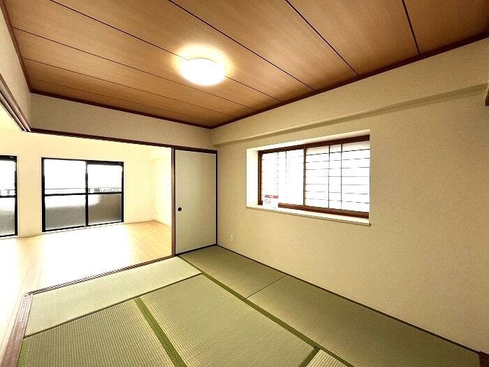 ◇6帖 和室◇
リビング横の和室です。扉を開けると開放的な空間が生まれます。急な来客にも対応できますね。和の空間を感じながら、一人の時間を過ごすのもいいですね。