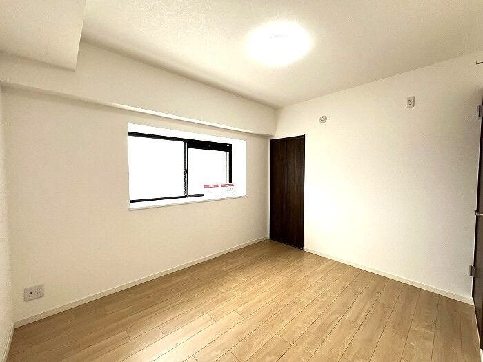 ◇5.5帖 洋室◇
家族の成長に合わせ多目的に使える居室です。お子様のお部屋や、趣味のお部屋にしたり、使いやすいお部屋になっています。クローゼット完備ですので、プライベートルームがスッキリしますね。