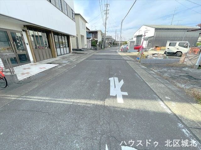 幅員約6.4mの前面道路です。車が余裕を持ってすれ違うことが出来る道幅です。車の出し入れも余裕を持って行うことが出来ます。