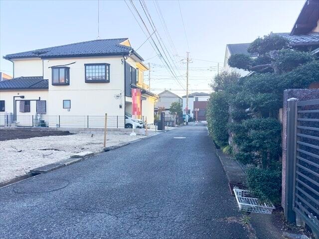 【西側 前面道路】幅員約4mの前面道路です。車がすれ違うには厳しい道幅ですが、車はスピードを抑えて走行するので、お子様にも安全な道幅となっています。