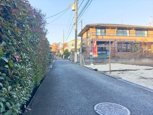 【西側 前面道路】幅員約4mの前面道路です。普通車が1台通れる幅となります。大型車の通行が少ないので、振動や騒音が抑えられます。