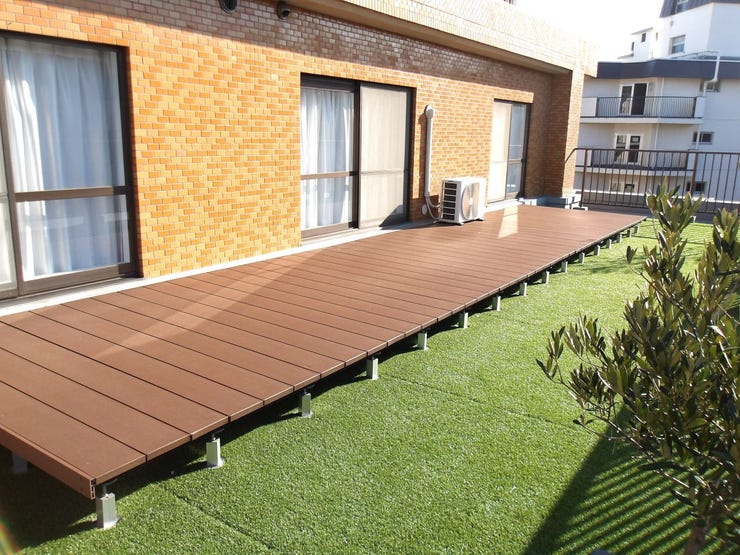 ウットデッキ付きのルーフバルコニーで使い方は自由自在