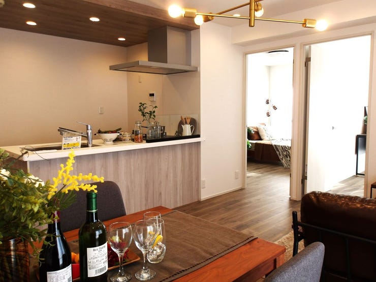 落ち着いたリビングで家族団欒のひとときを