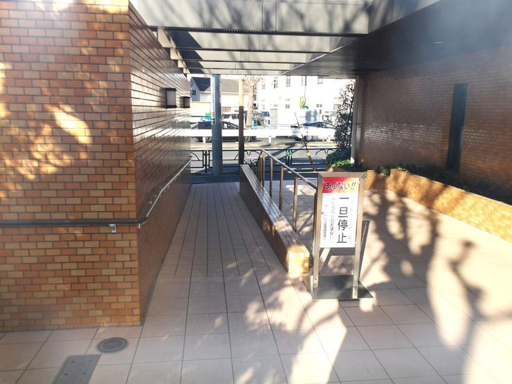 スロープがあるのでベビーカーや車椅子も安心