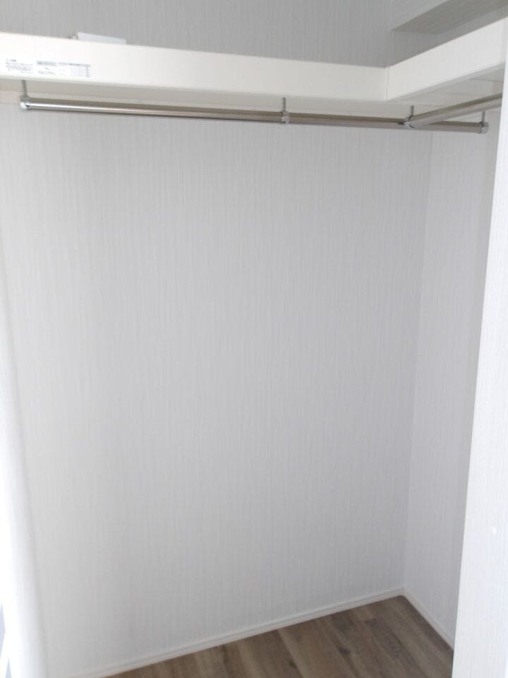 収納にゆとりが持てるウォークインクローゼット付