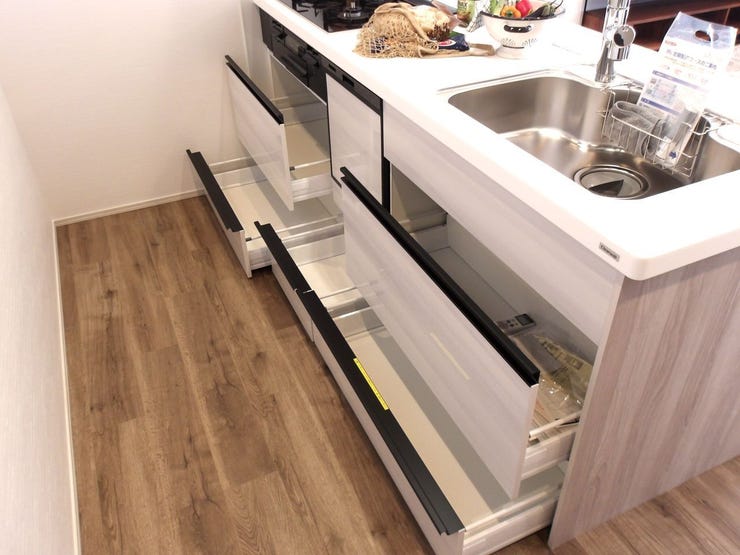 収納力のあるシステムキッチン!生活感を感じさせないおしゃれな生活を