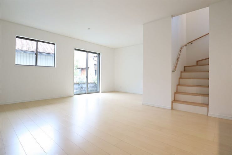 【同社施工例】ワイドな開口部から光を招き、明るく開放的なリビング・ダイニング