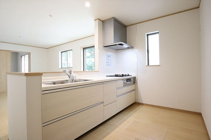 【同社施工例】リビングが見渡せますので、お子様の様子を見ながらお料理ができます。