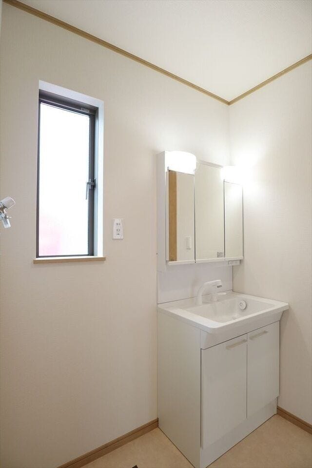 【同社施工例】三面鏡付の収納力の高い洗面台です