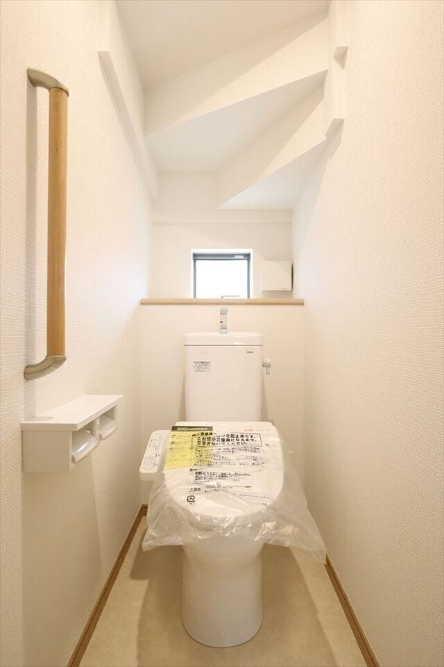 【同社施工例】トイレには快適な温水洗浄便座付!