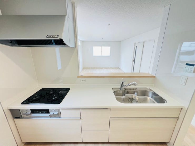 カウンターキッチンで、リビングの様子を見ながら作業をすることが出来ます!