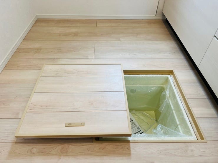キッチンにある床下収納は、備蓄品などの収納に◎