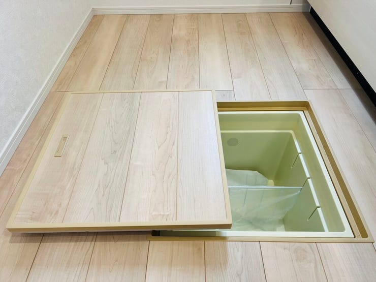 キッチンにある床下収納は、備蓄品などの収納に◎