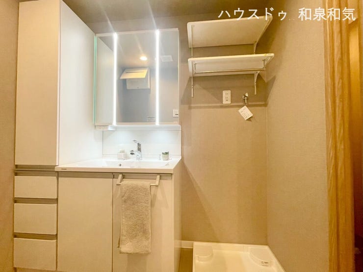 白を基調とした清潔感あふれる洗面空間