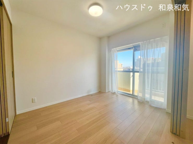 リビング横の5帖の洋室です。バルコニーからの陽光が差し込み快適な空間です