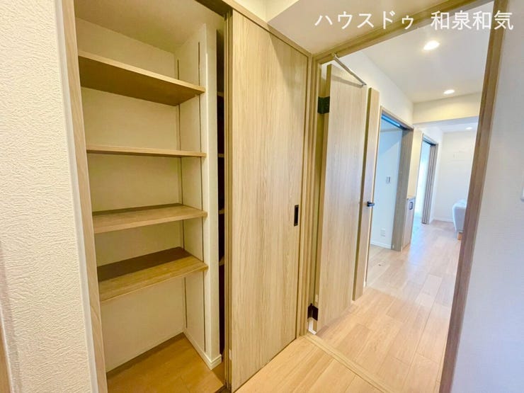 廊下にも収納があるので嬉しいですね♪
