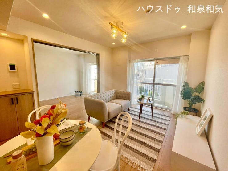 高級感と開放感のあるリビング。大きな窓から光が差し込み明るいリビング空間です