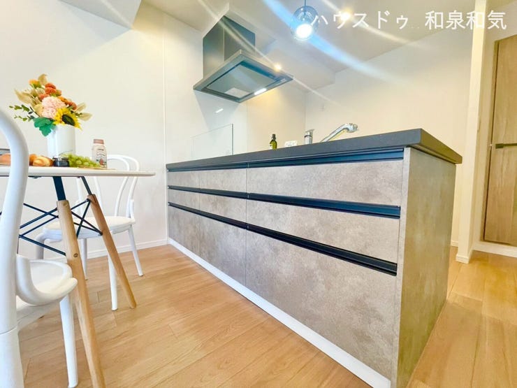 キッチンの反対側にも収納があり食器などもたくさん収納出来ます♪