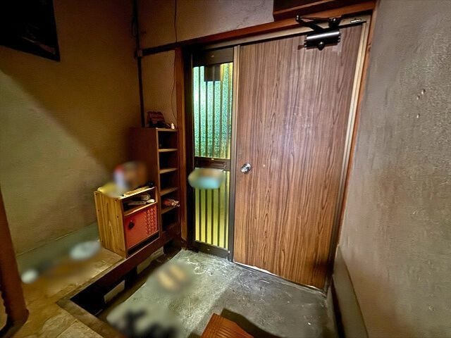 靴の脱ぎ履きに便利な腰掛にもなる玄関です。(2025年12月7日撮影)