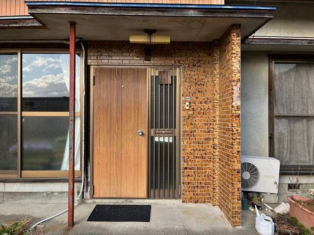 玄関ポーチ
(2025年12月15日 撮影)