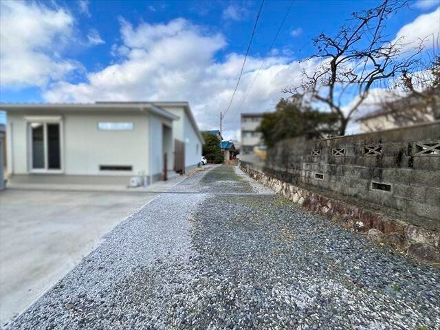 前面道路から続く専用通路。
(2025年12月15日 撮影)