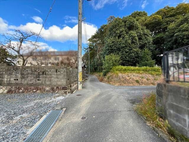 前面道路です。車がすれ違うには厳しい道幅ですが、車はスピードを抑えて走行するので、お子様にも安全な道幅となっています。
(2025年12月15日 撮影)