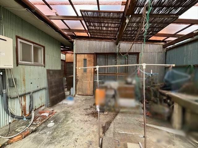 裏手に雨の日も洗濯物が干せる屋根のあるスペースがあります
(2025年12月15日 撮影)