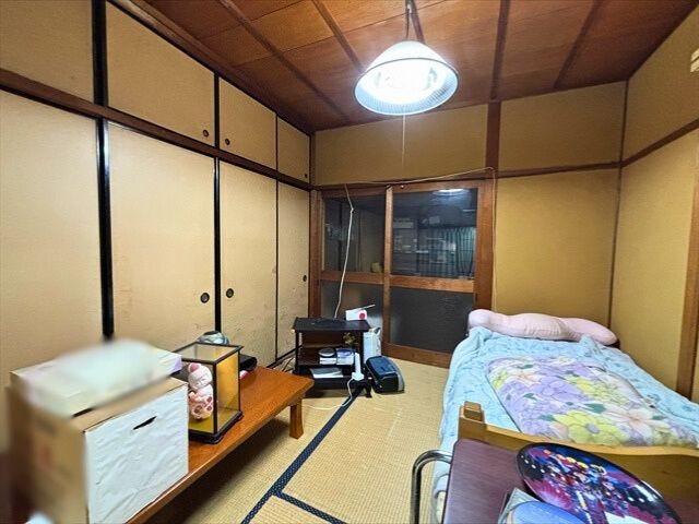 北西側4.5畳:狭めのお部屋ですが、収納があるのですっきり片付きますね。(2025年12月7日撮影)