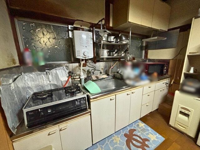 前面に窓があるため、換気をしながらの調理も可能。においごもりを防ぎます。(2025年12月7日撮影)