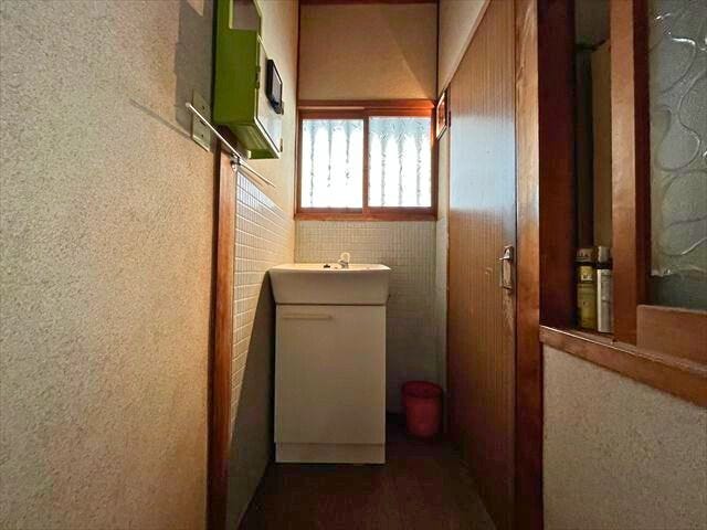 トイレの前には手洗い場があります。(2025年12月15日撮影)