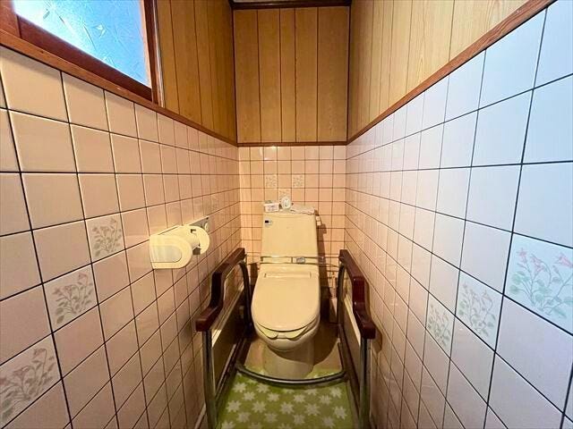 お掃除が楽なタイル張りのトイレです。(2025年12月15日撮影)