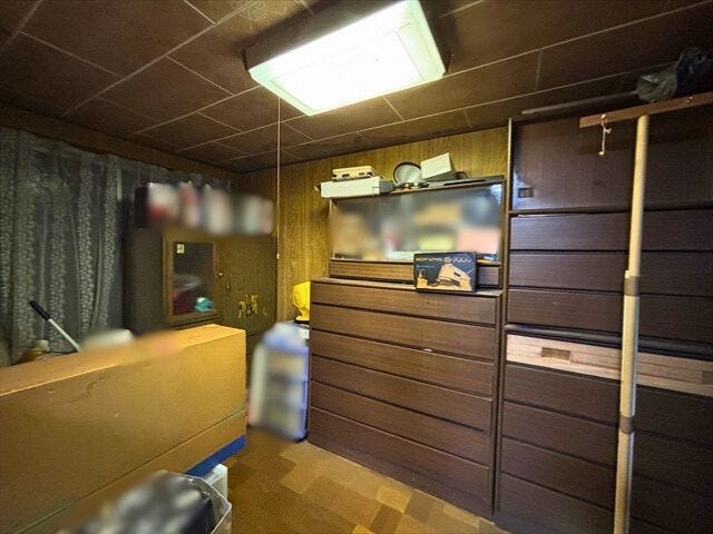 北西側4帖:居室には少し狭いですが、多彩な用途で使える洋室です。(2025年12月7日撮影)