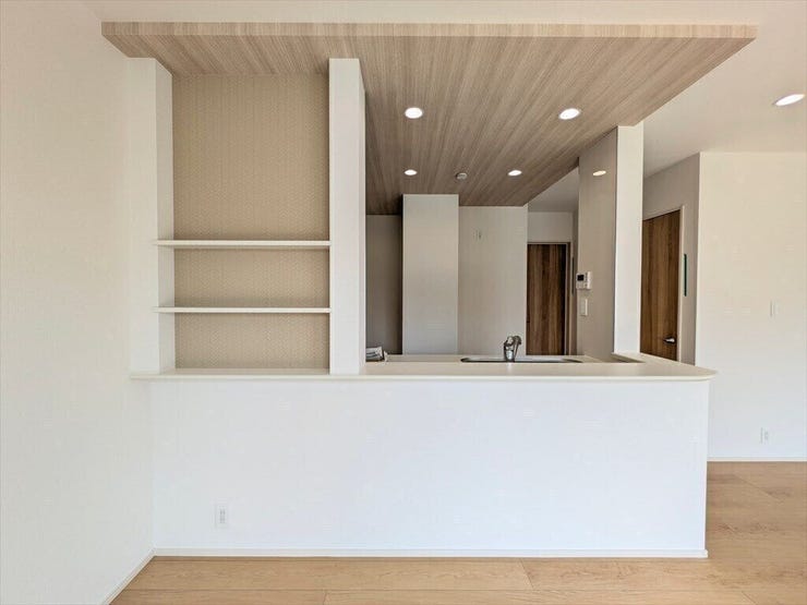 【同社施工例】システムキッチンには収納棚もあり、お好きなインテリアを飾ったりできます