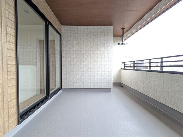 【同社施工例】屋根付きのインナーバルコニーなので、急な天候の変化にも慌てずに済みますね