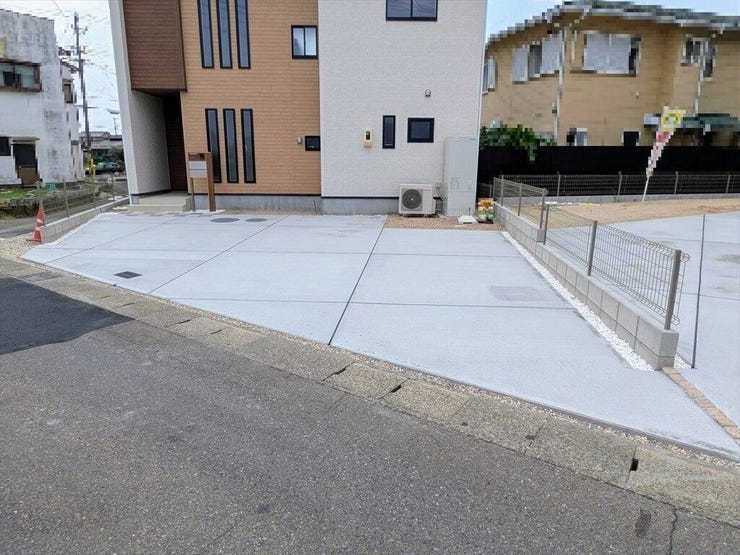 【同社施工例】ゆとりある駐車スペースを確保。