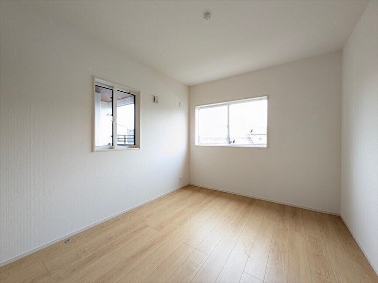 【同社施工例】家具を配置しやすい腰窓のみのお部屋です。収納スペース付きでお部屋を広く使えます