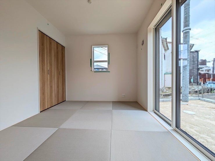 【同社施工例】市松模様のように敷き詰められた畳が和モダンでおしゃれ。隣接するリビングにもしっくり馴染みますね