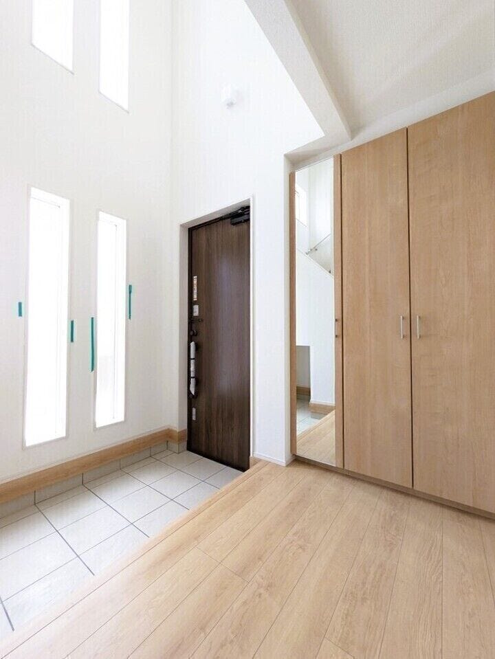 【同社施工例】明るい玄関。収納力の高いシューズボックスがあります。土間には収納スペースも付いています