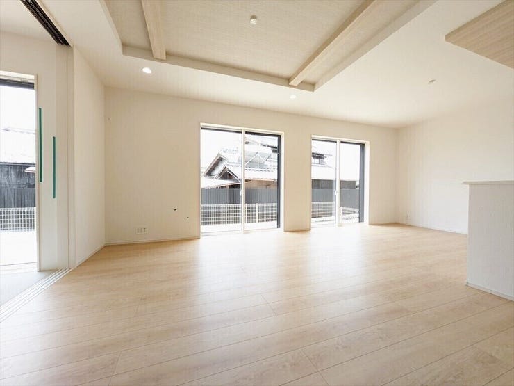 【同社施工例】ワイドな開口部から光を招き、明るく開放的なリビング・ダイニング