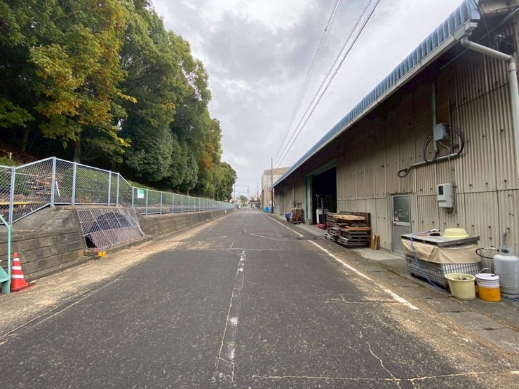 片側1車線の道路にて道幅は広く、
駐車も安心して可能になります♪