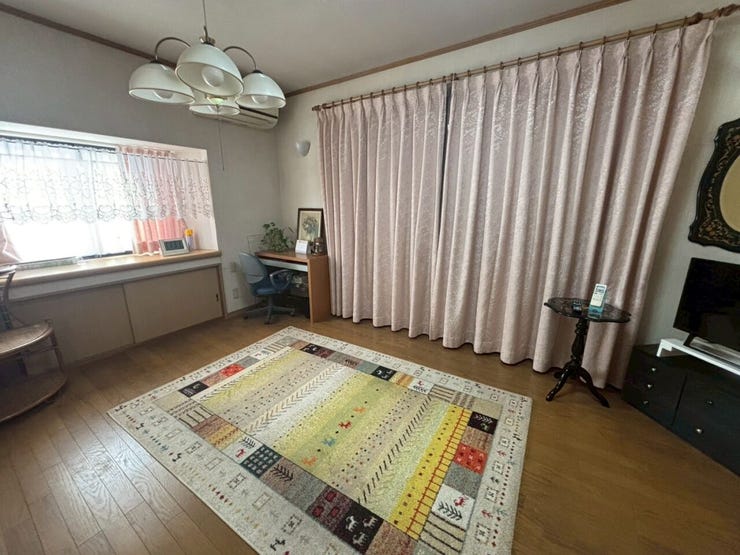 出窓の下には収納スペース