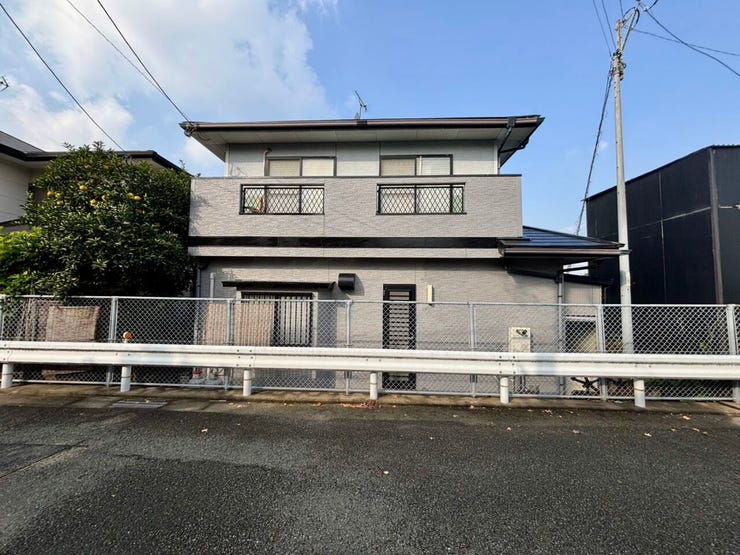 東側道路から見た対象物件の様子です。