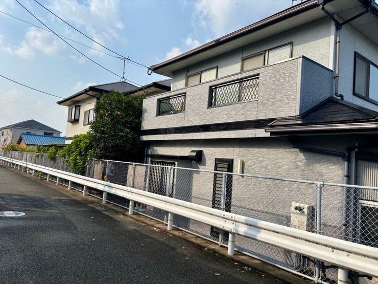 東側道路から見た対象物件の様子です。