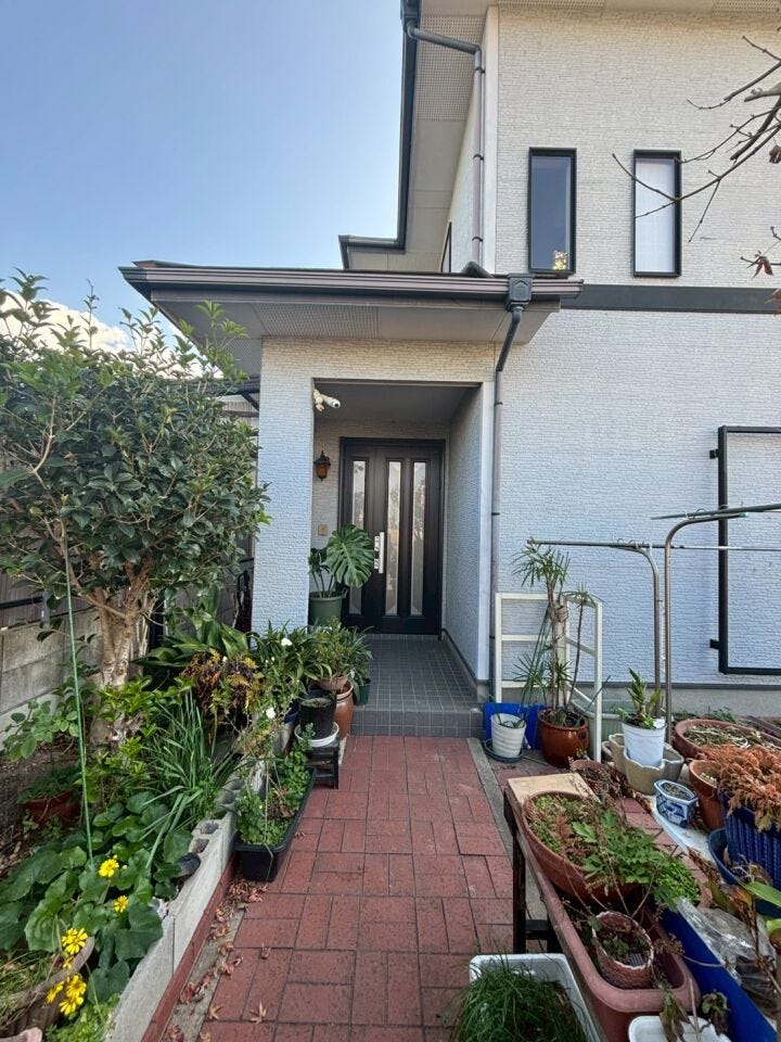 玄関までのアプローチ
※植栽については売主様が撤去予定(要相談)