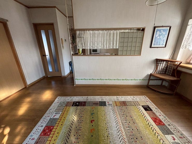 東側からの、優しい光が差し込むリビングスペース。