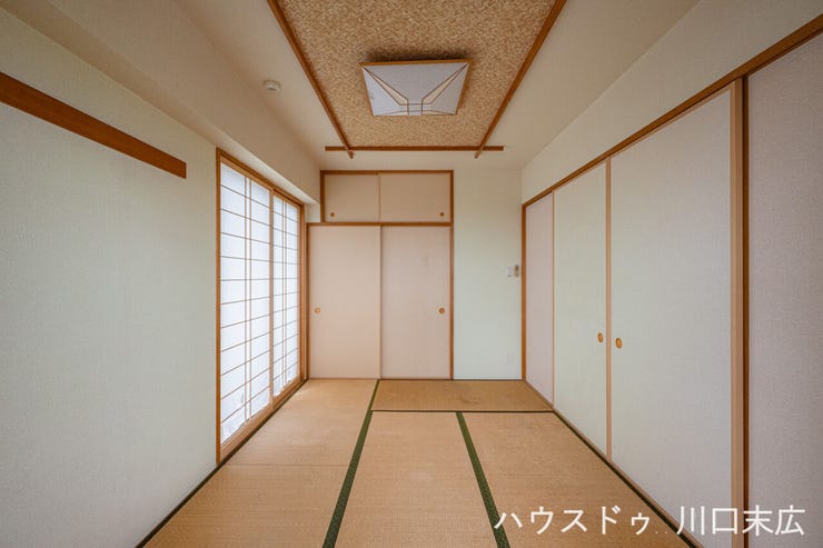 い草の香りが心地よい畳敷きの和室です。客間としての利用はもちろん、ご家族でのんびりとくつろぐリラックススペースなど、多目的に活用できる落ち着いた空間です。