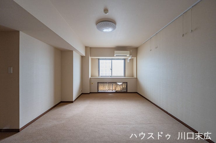 お手入れが容易で清潔感を保ちやすいフローリング仕様の洋室です。プライベートな寝室や趣味を楽しむパーソナルスペースなど、ライフスタイルに合わせて活用可能です。